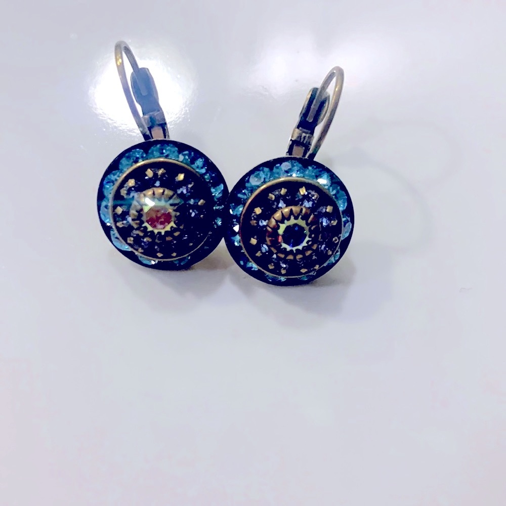 Beautiful Earrings, vintage look, blue rhinestone & iridescent.💙🔵